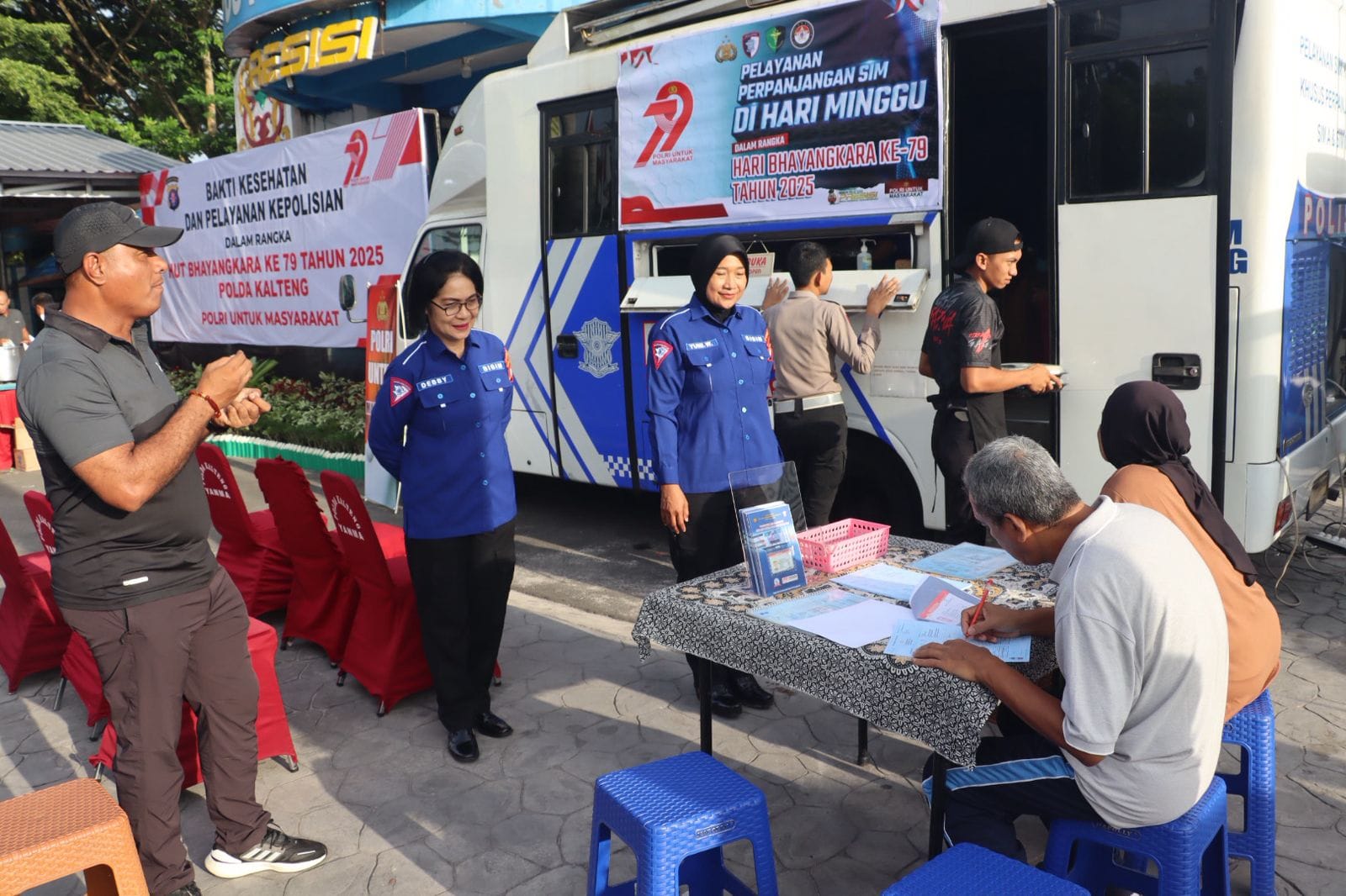 Hari Bhayangkara ke-79, Warga Nikmati Layanan SIM dan STNK di CFD dari Ditlantas Polda Kalteng