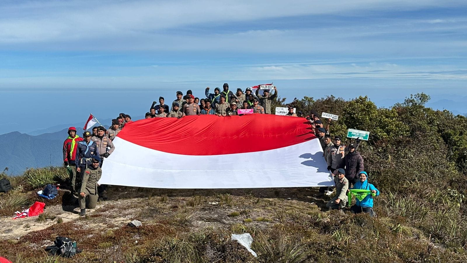 Peringati Hari Bhayangkara, Bendera Merah Putih Berkibar di Atas Gunung Leuser