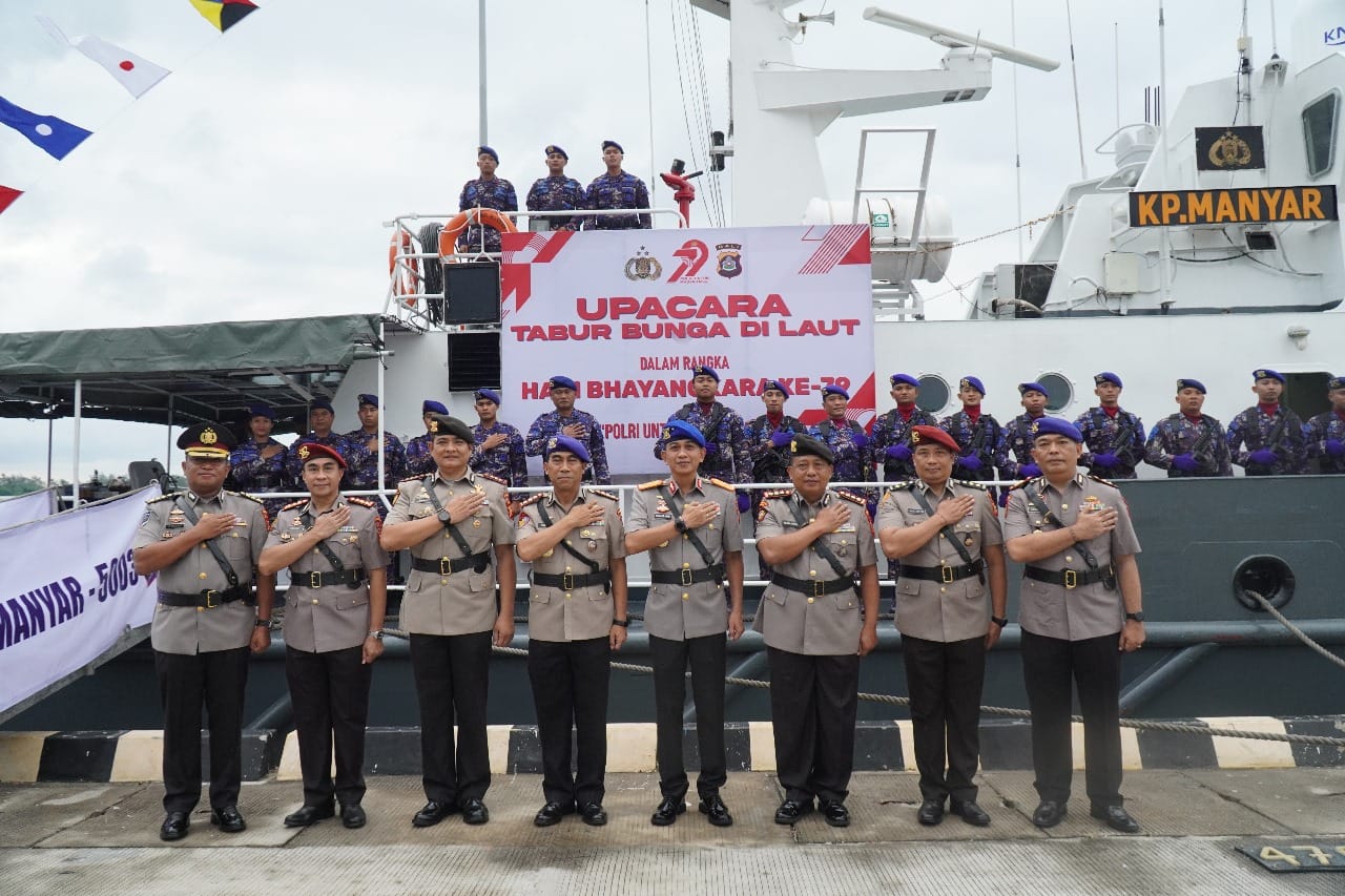 Peringati Hari Bhayangkara ke-79, Waka Polda Bali Gelar Tabur Bunga di Laut Benoa