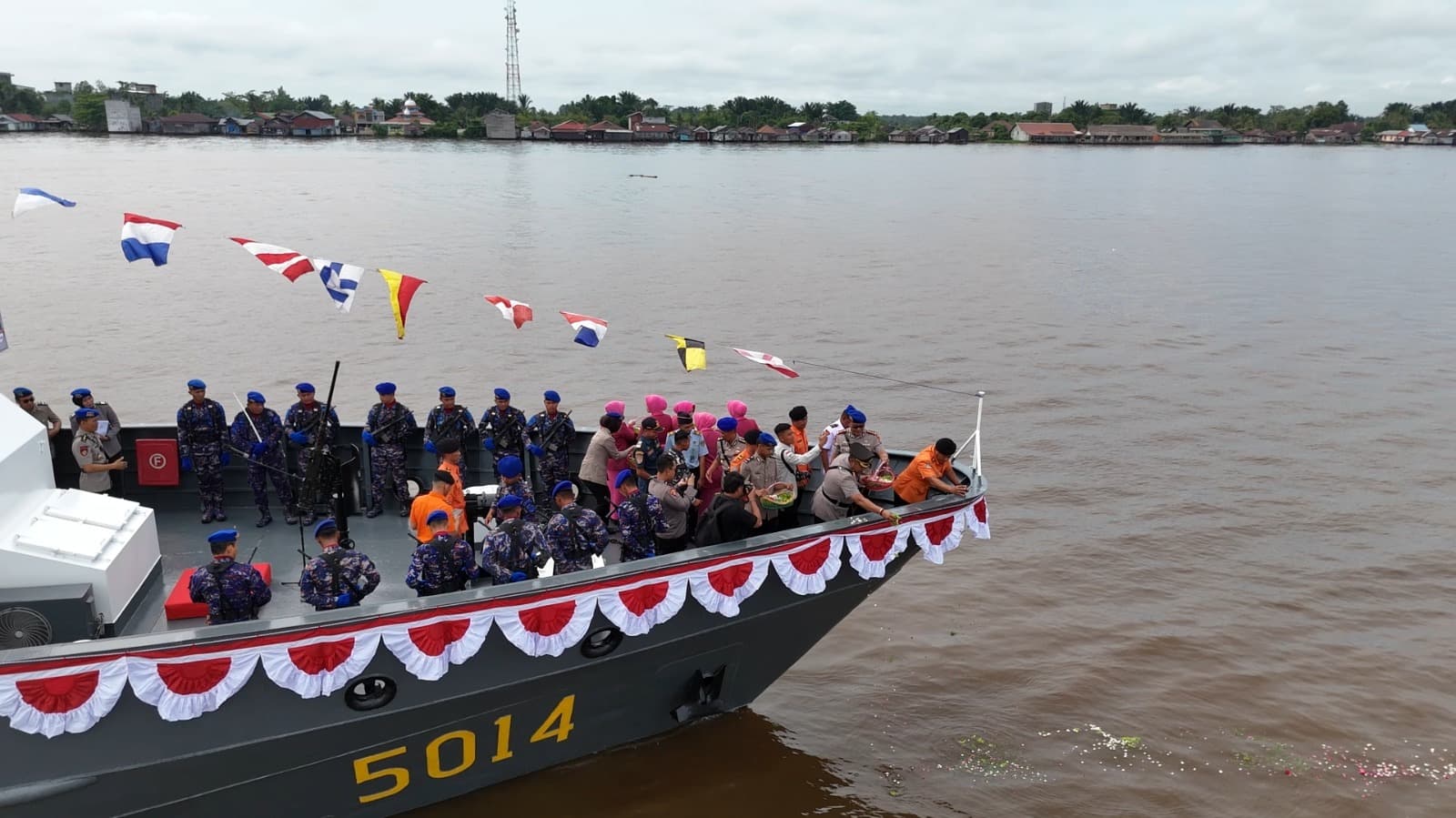 Hari Bhayangkara ke-79, Polda Kalteng Tabur Bunga di Lokasi Perairan Kapuas