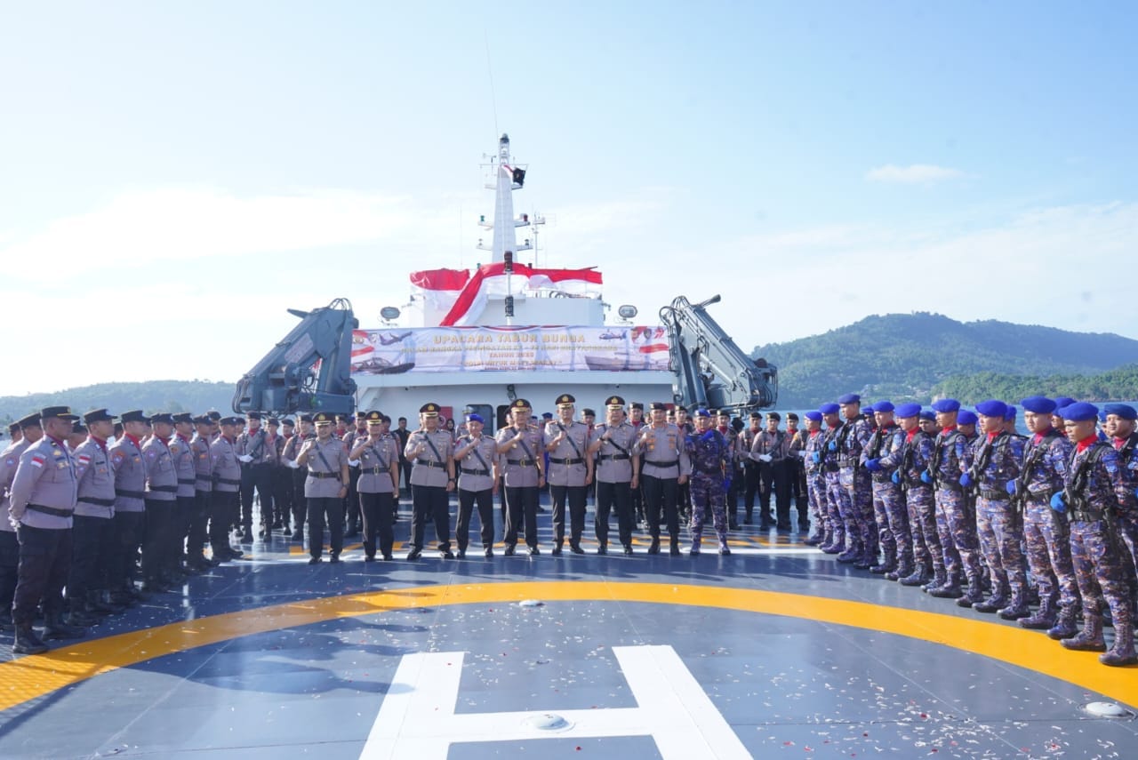 Kenang Pahlawan yang Gugur, Polda Aceh Tabur Bunga di Laut Sabang