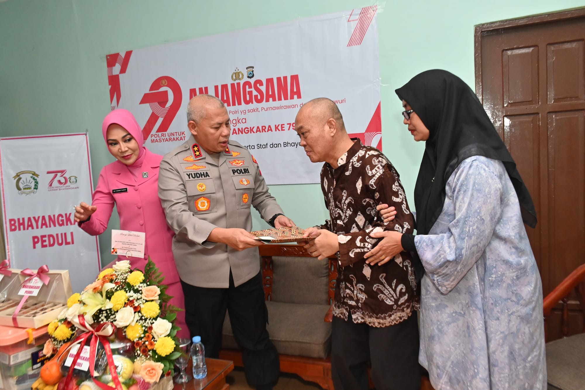 Kapolda Kalsel Lakukan Anjangsana, Kunjungi Personel Sakit dan Warakauri
