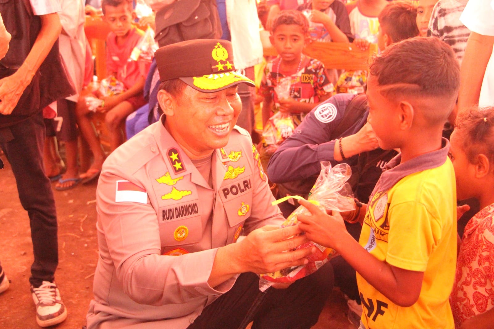Sinergi Peduli: Kapolda NTT Dampingi Anak-anak Lewotobi dengan Trauma Healing