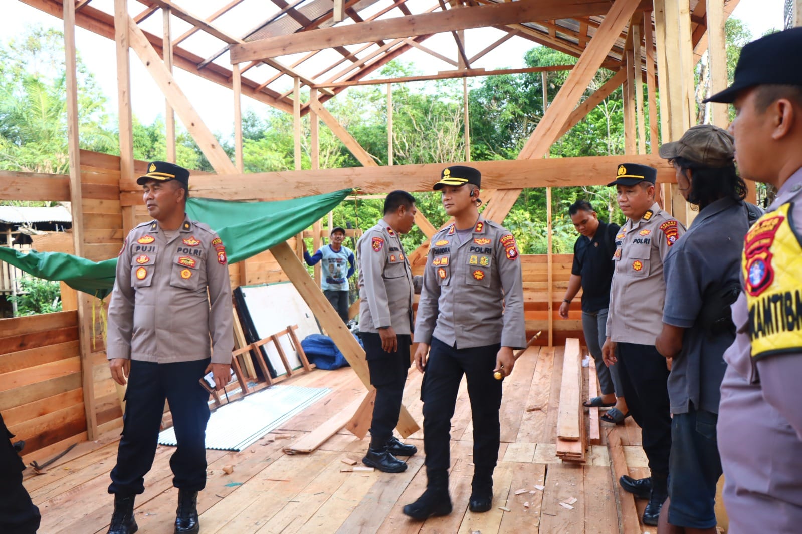 Kapolres Katingan Tinjau Bedah Rumah Warga Sambut HUT Bhayangkara ke-79