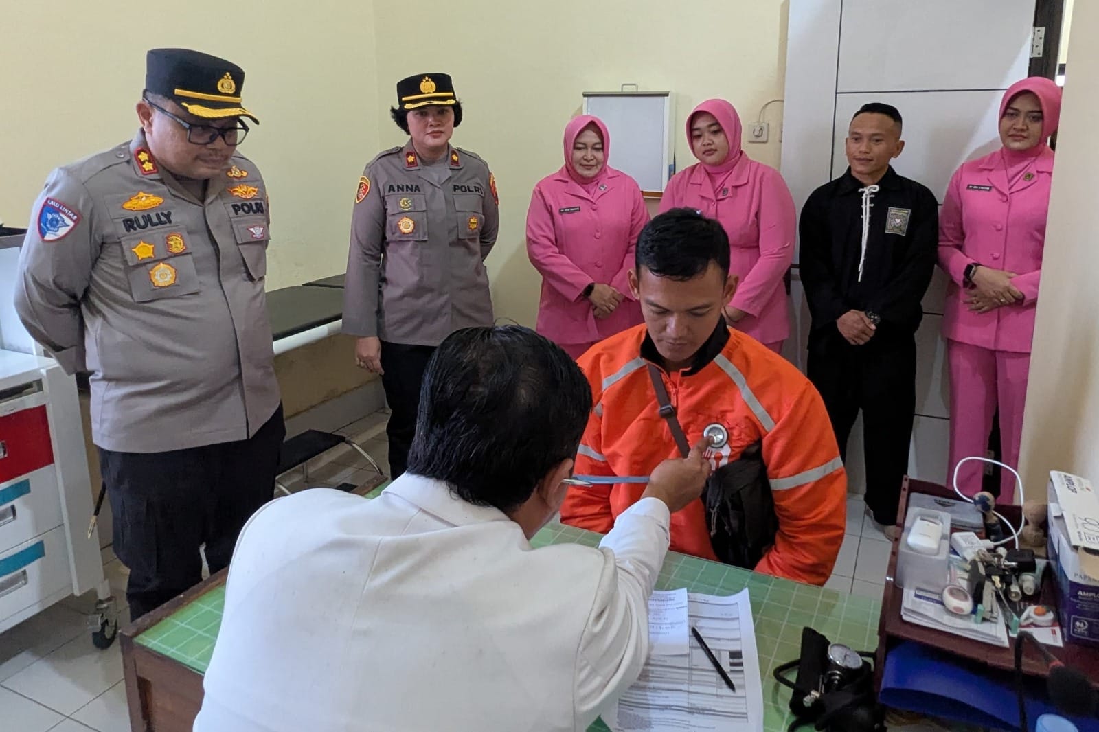 Polres Temanggung Rayakan HUT Bhayangkara dengan Cek Kesehatan Gratis dan Bansos untuk Driver Ojol
