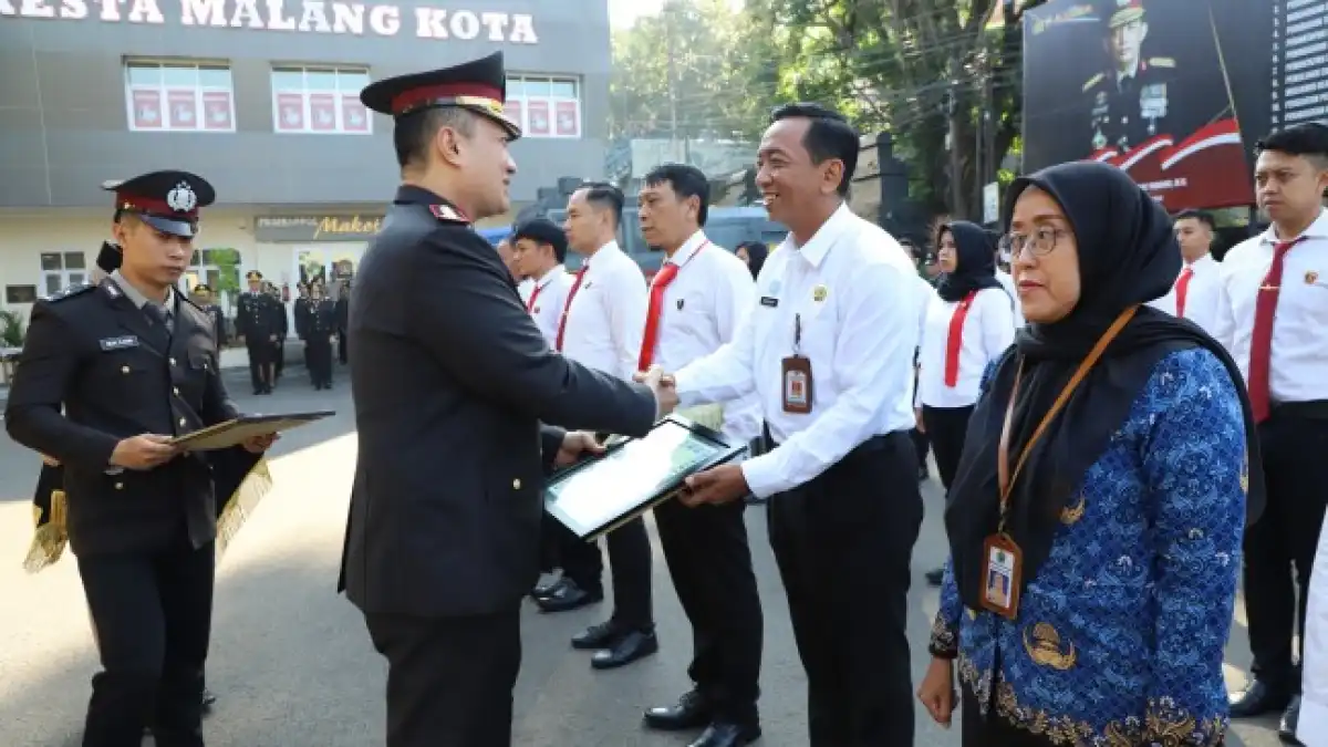 Apresiasi Kinerja, Kapolresta Malang Kota Anugerahkan Penghargaan ke 25 Tokoh