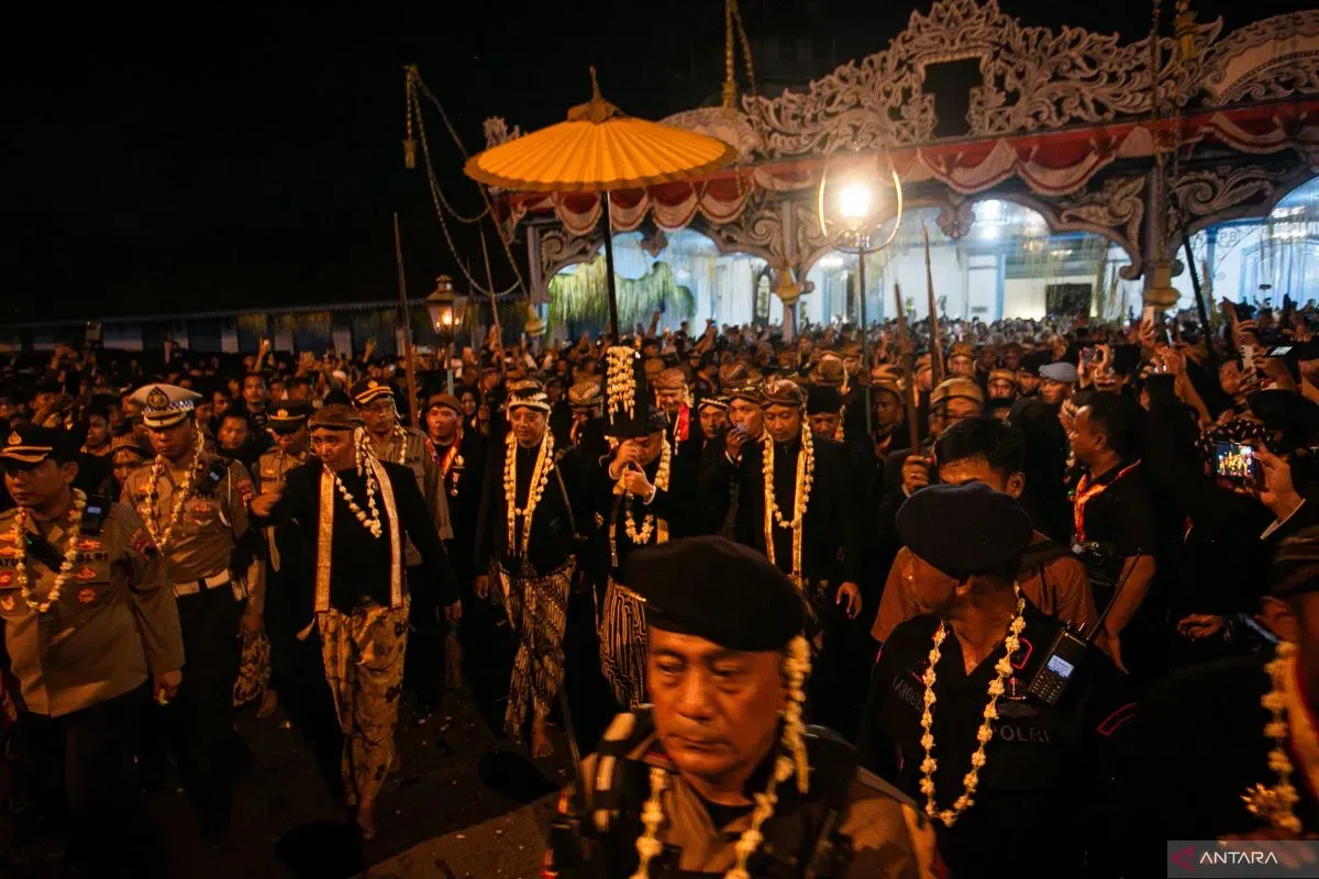 Tradisi Kirab Pusaka 1 Suro 2025 di Surakarta, Sambut Tahun Baru Jawa dengan Hikmat