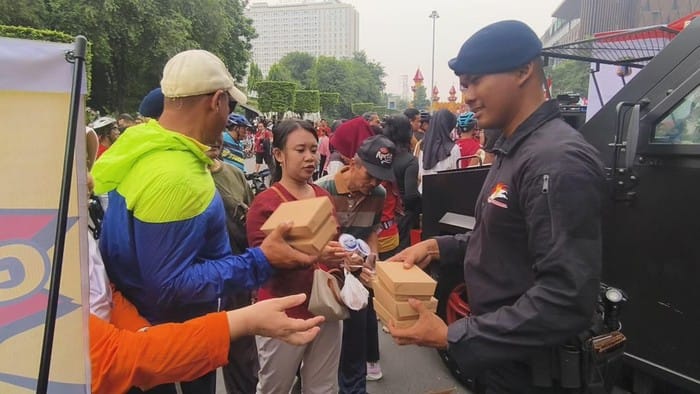 Polda Jateng Dirikan Dapur Umum dan Bagikan Makanan Gratis di Semarang