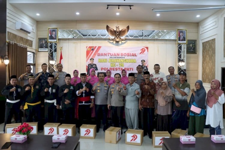 Polresta Pati dan PSHT Bagikan 1.000 Sembako untuk Warga Kurang Mampu