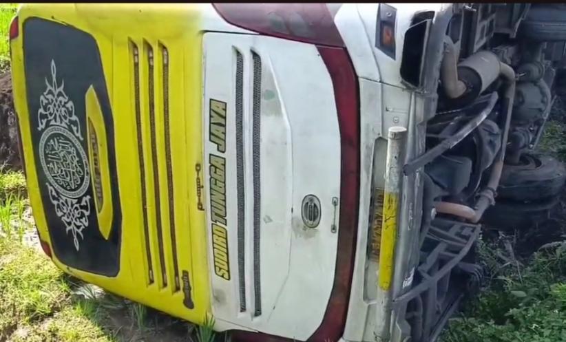 Bus Terguling Usai Menghindari Truk di Semarang, Satu Orang Meninggal Dunia