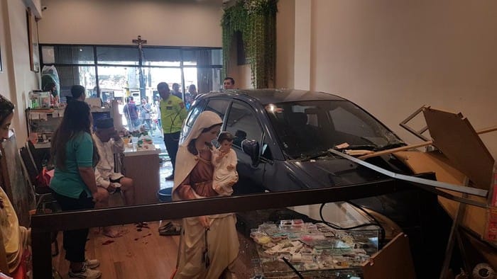 Salah Injak Pedal, Mobil Tabrak Toko Rohani di Malang
