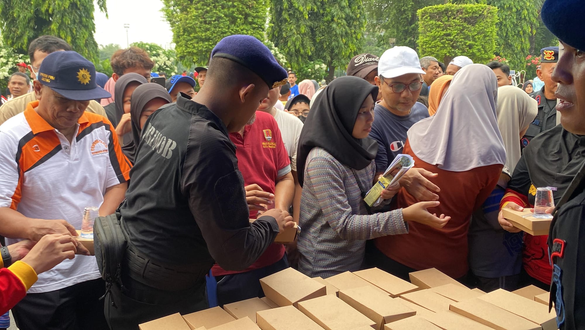 Brimob Polda Jateng Bagikan Sarapan Gratis di Car Free Day Semarang