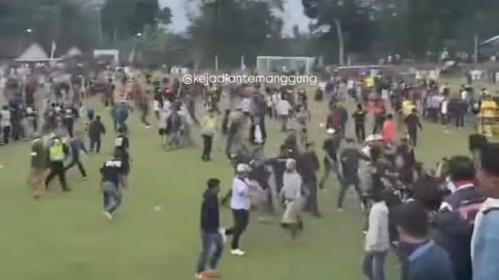 Ricuh! Penonton Masuk Lapangan dan Kejar Wasit di Laga Temanggung