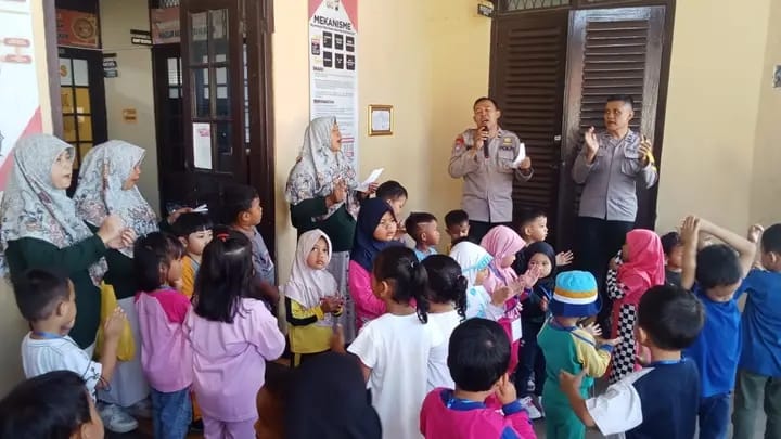 Polsek Patikraja Gelar Program ‘Polisi Sahabat Anak’ untuk Tanamkan Kedekatan Sejak Dini