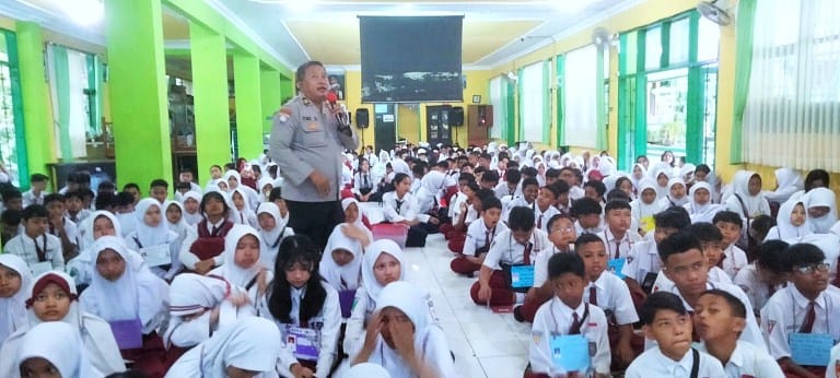 Polisi Kota Malang Sosialisasikan Pencegahan Kenakalan Remaja di MPLS SMPN 18