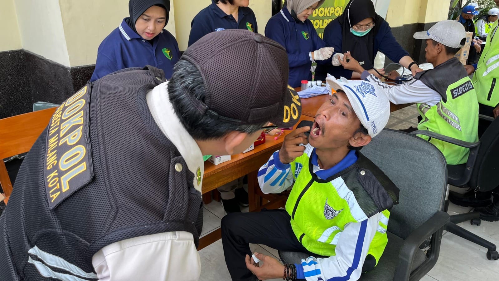 Tim Siedokkes Polresta Malang Kota Beri Layanan Kesehatan Gratis untuk Ratusan Supeltas