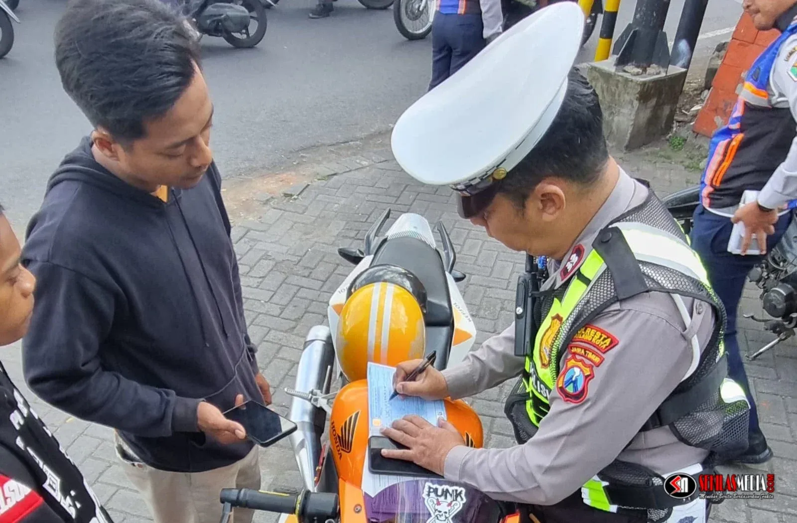 Operasi Tertib Lalu Lintas: Ratusan Pengendara Ditegur Satlantas Malang Kota