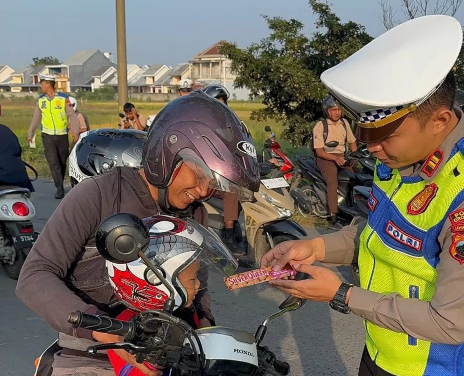 UNIK! Pengendara Tertib di Grobogan Dapat Hadiah Cokelat Saat Operasi Patuh Candi