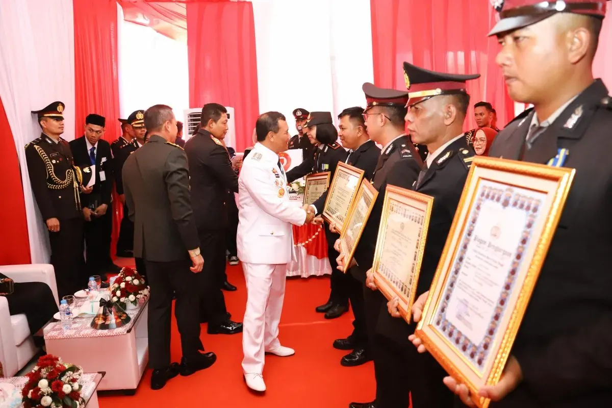 Peringati Hari Bhayangkara, Kapolda Jateng Salurkan Bantuan Bedah Rumah dan Penghargaan