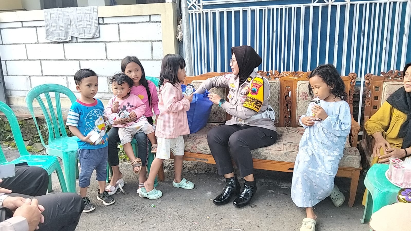 Humanis di Tengah Razia, Sat Lantas Polresta Banyumas Beri Santunan dan Imbauan Tertib Lalu Lintas