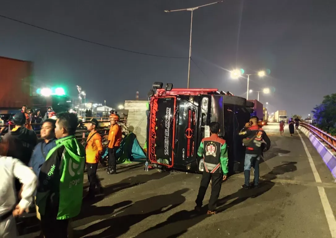 Pemotor Meninggal Tertimpa Truk Rongsokan Terguling di Jalan Yos Sudarso Semarang