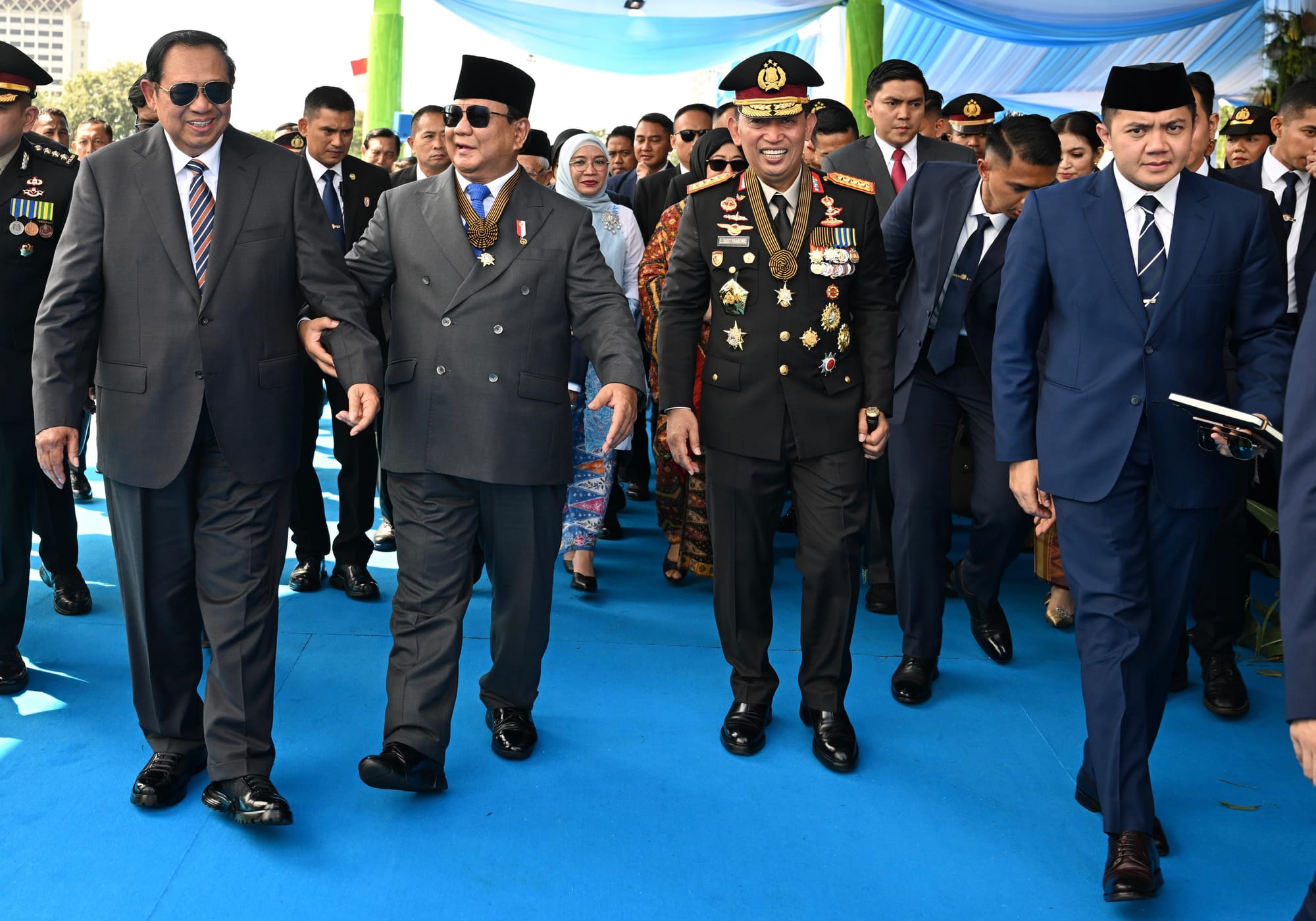 Presiden dan Kapolri Sandang Tanda Kehormatan Bintang Bhayangkara Utama saat Pimpin Upacara