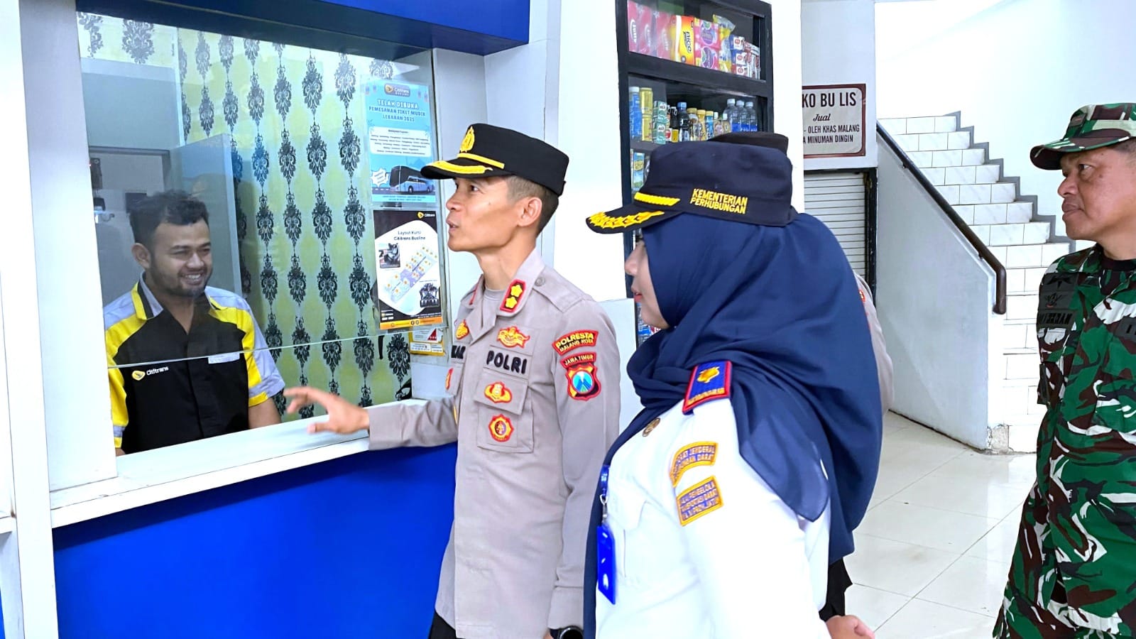 Tinjau Aktivitas Terminal Arjosari Wakapolresta Jalin Kedekatan dengan Masyarakat