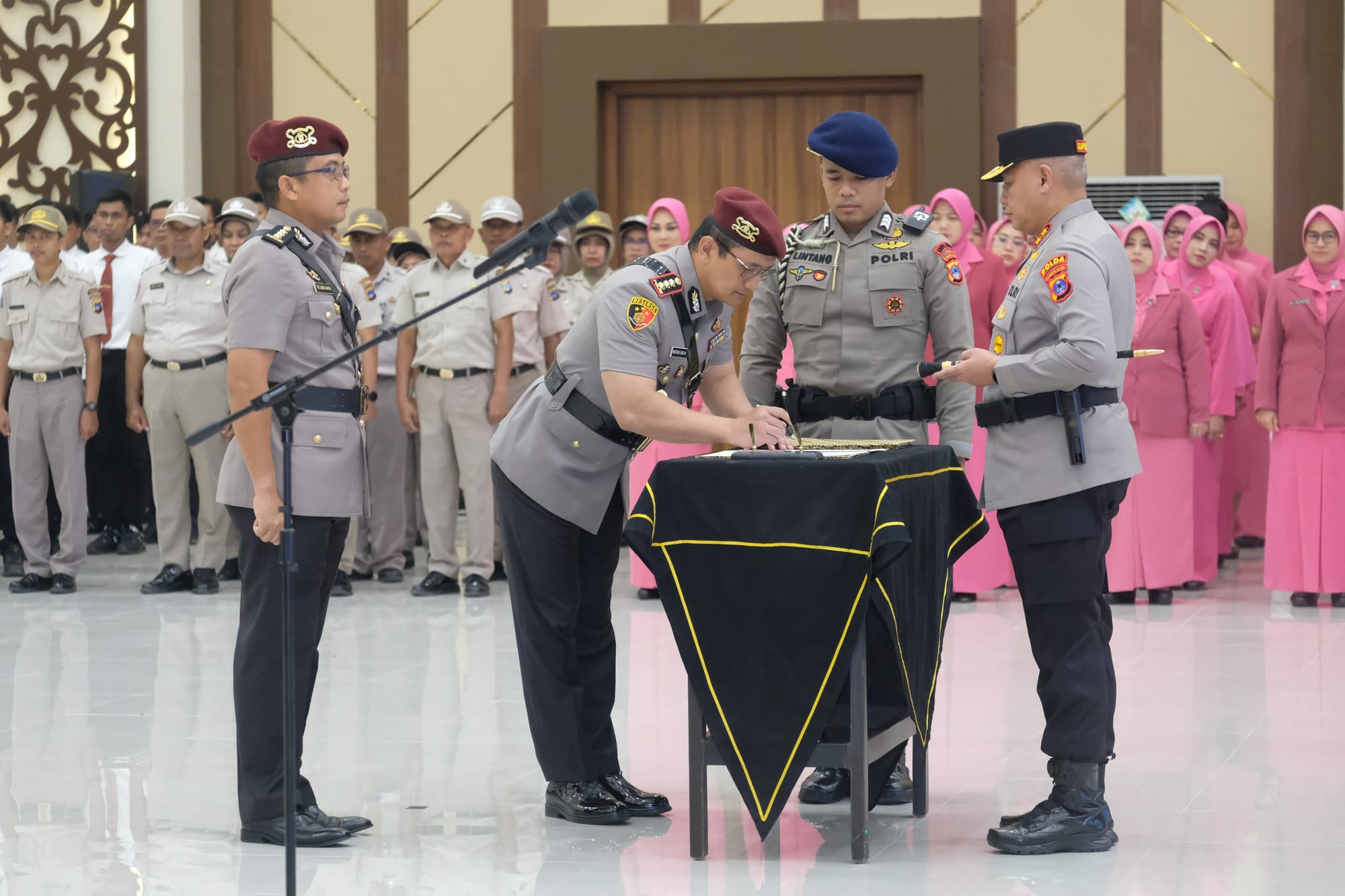 Rotasi Jabatan, Kapolda Kalsel Resmi Lantik Tiga Pejabat Strategis