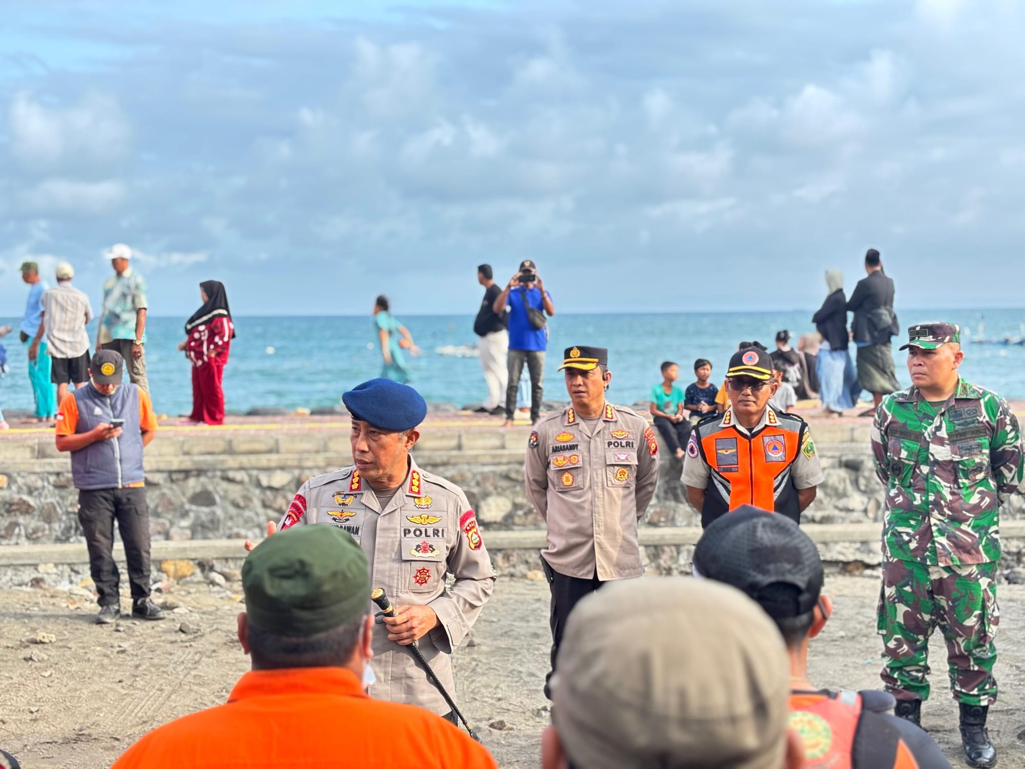 Dansat Brimob dan Kabid Humas Polda Bali Pimpin Apel Pencarian Korban di Gilimanuk