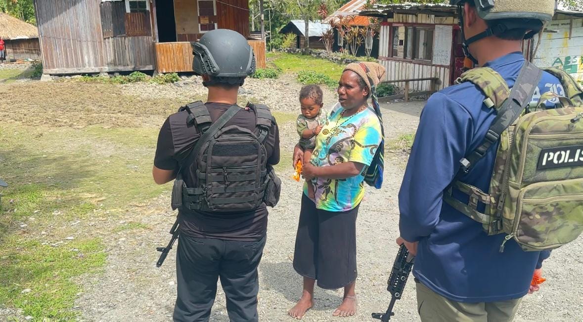 Bangun Kedekatan, Satgas Humas Ops Damai Sapa Masyarakat Distrik Kulirik