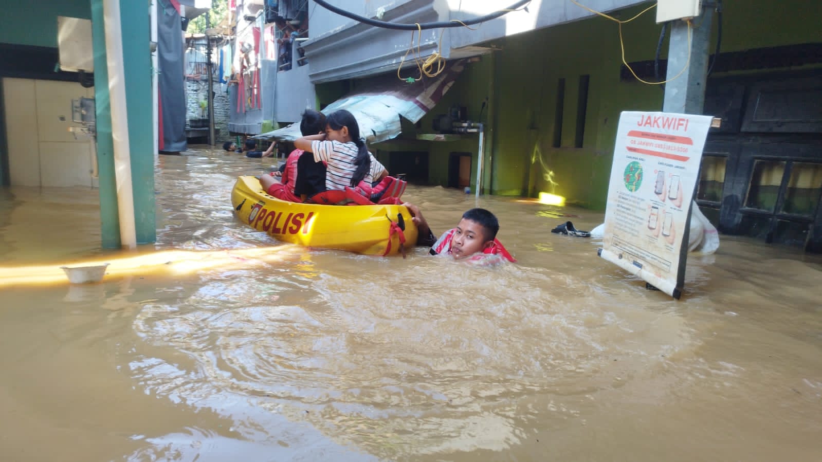 Sigap! Polisi Bantu Warga Kebon Pala Evakuasi Diri dari Genangan Banjir