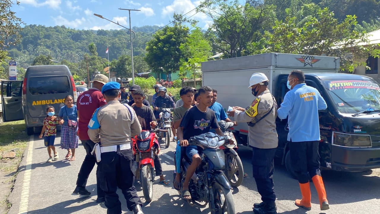 Gunung Lewotobi Erupsi, Tim Medis Polda NTT Tetap Bertugas di Garis Depan