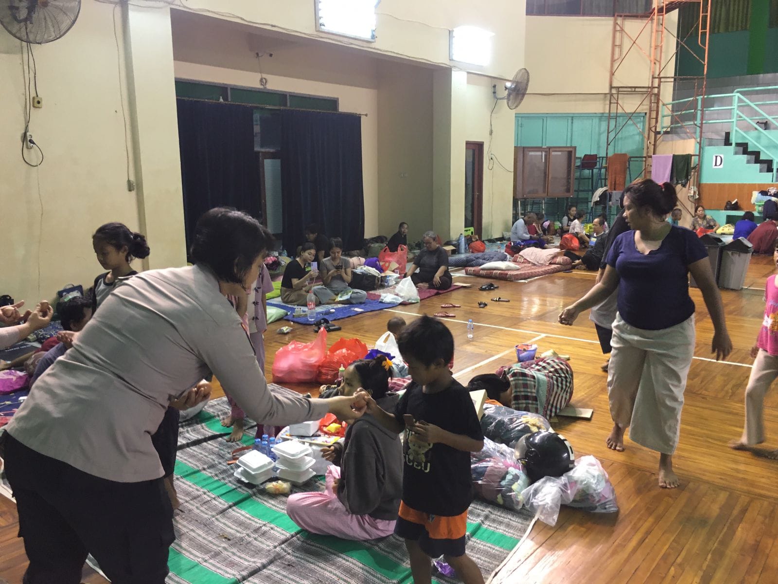 Peduli Korban Banjir, Polisi Bagikan Ratusan Paket Makanan di Jakarta