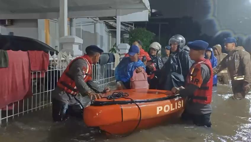 Brimob Polda Metro Evakuasi Warga Terdampak Banjir, Tunjukkan Komitmen Kemanusiaan