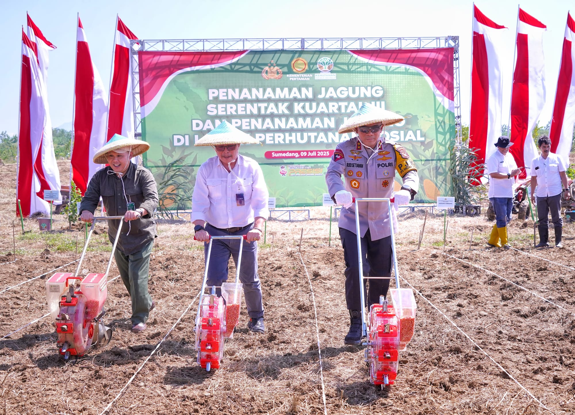 Dukung Kesejahteraan Petani, Kapolda Jabar Tanam Jagung Serentak di Sumedang