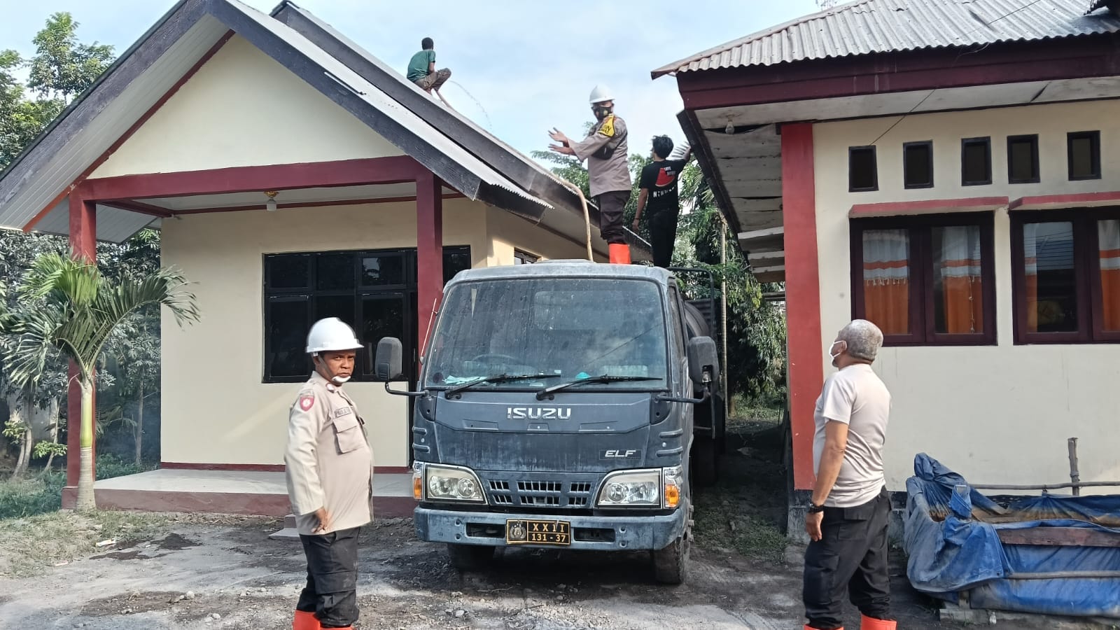 Peduli Bencana, Tiga Anggota Polsek Wulanggitang Turun Jadi Relawan Erupsi Lewotobi