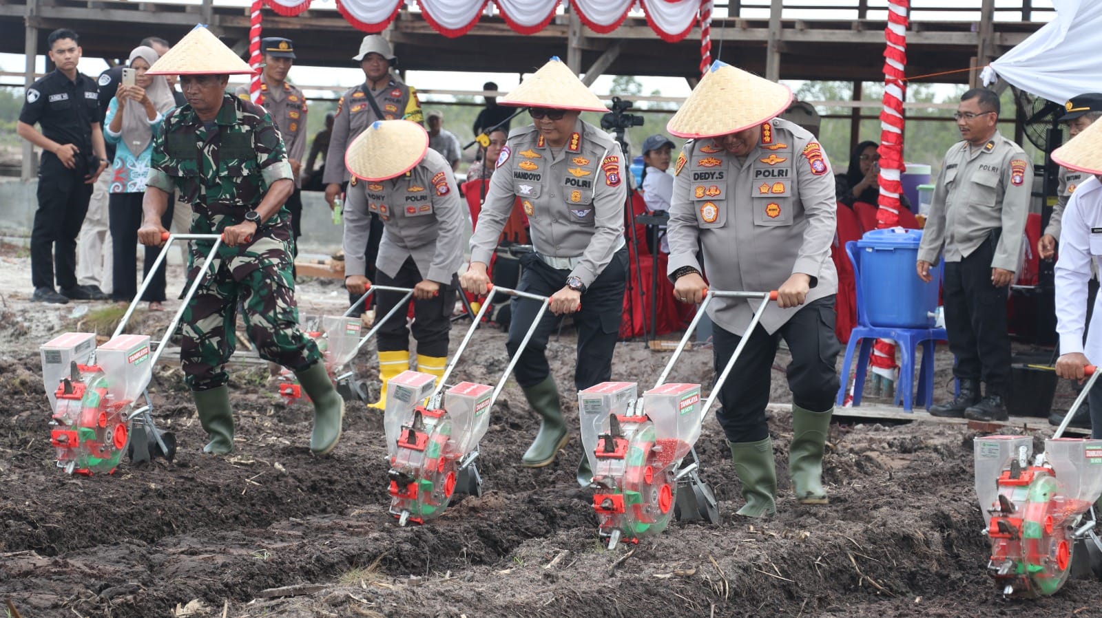 Sukseskan Program Pangan Nasional, Polda Kalteng dan Polresta Tanam Jagung di Rakumpit