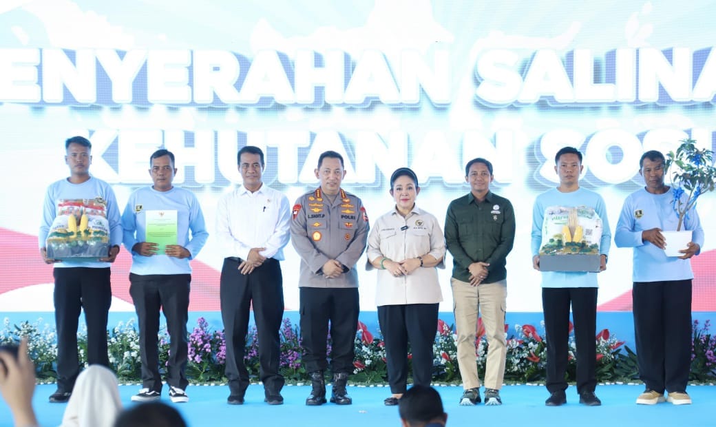 Menhut Serahkan SK Perhutanan Sosial, Dorong Kemandirian Kelompok Tani