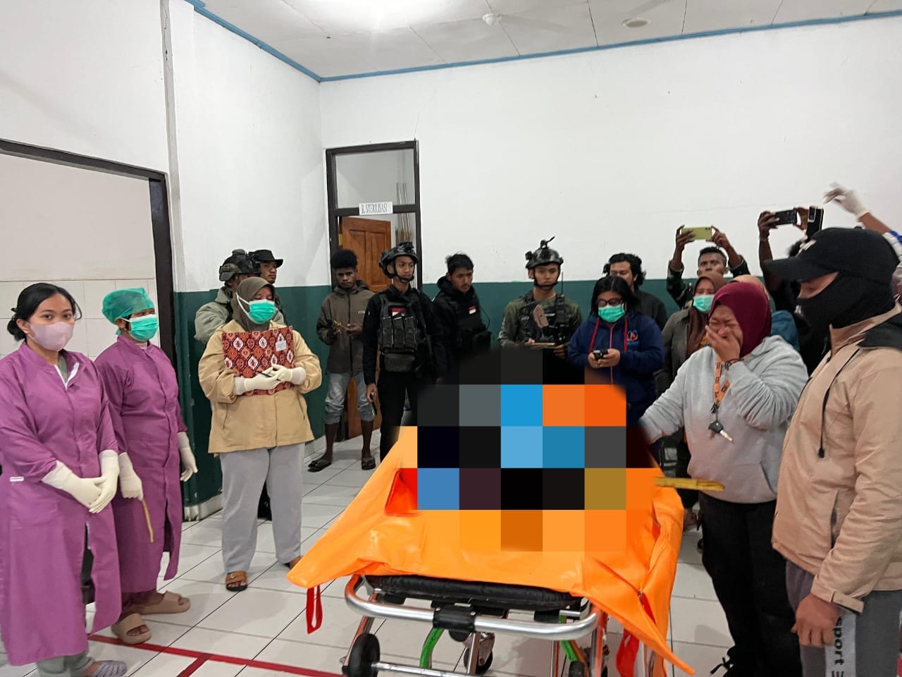 Satgas Damai Cartenz dan TNI Evakuasi Jenazah Tukang Ojek Korban Pembacokan di Puncak Jaya