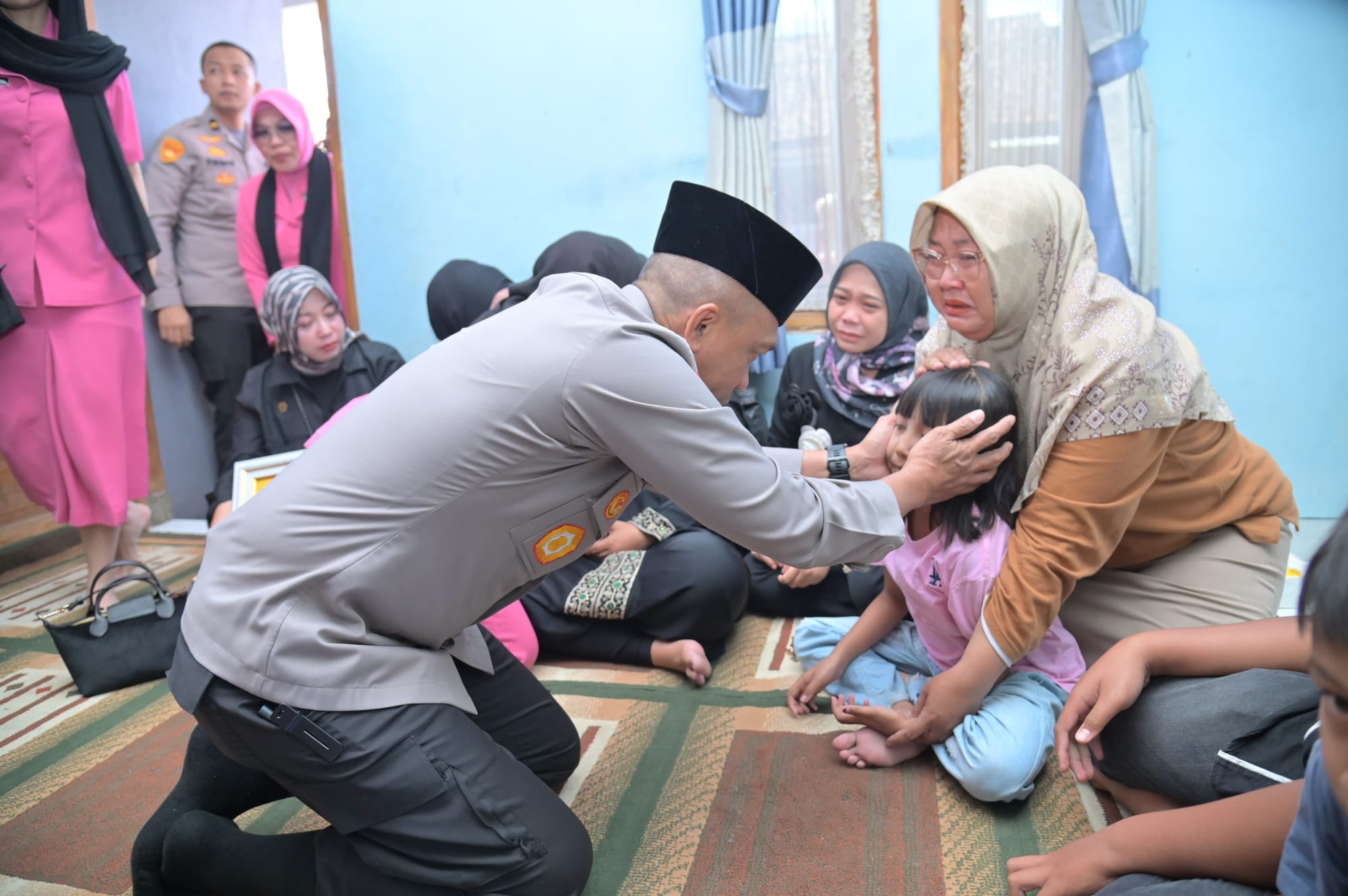 Kapolda Jabar Melayat ke Rumah Duka Aipda Anumerta Cecep, Sampaikan Duka Mendalam