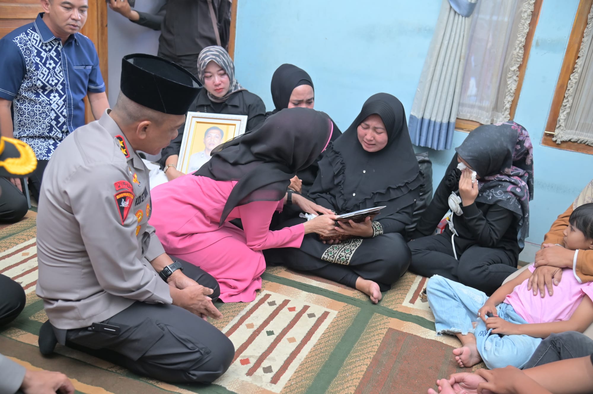 Kapolda Jawa Barat Beri Penghormatan Terakhir kepada Aipda Anumerta Cecep