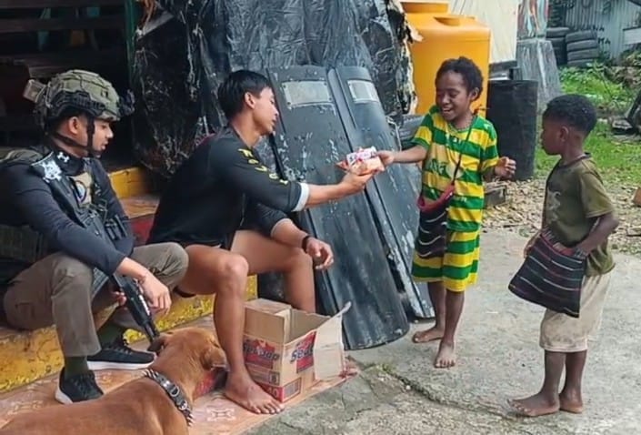 Wujud Kepedulian, Satgas Damai Cartenz Ajak Anak-anak Paniai Berbagi Keceriaan