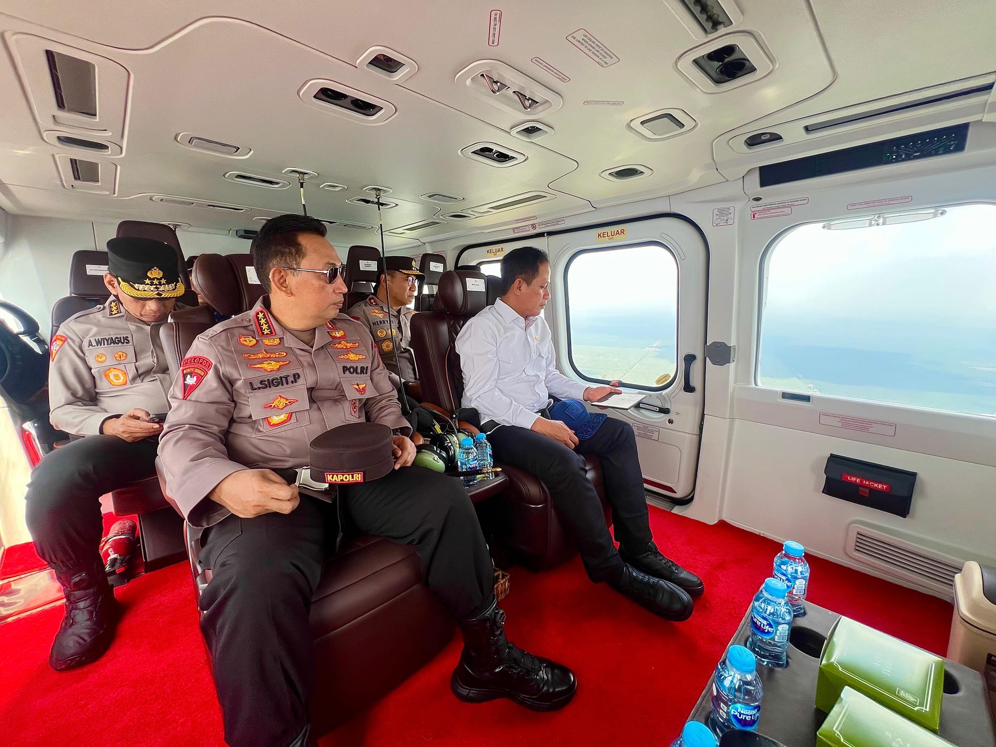 Kapolri Tinjau Titik Api dari Udara, Cek Langsung Penanganan Karhutla di Riau