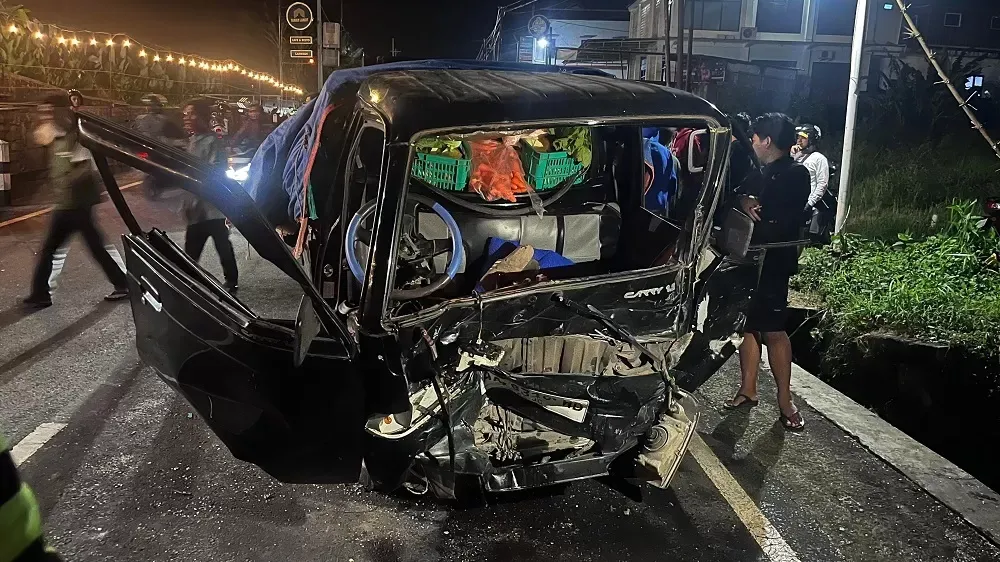 Adu Banteng Dua Mobil di Bandongan Magelang, Tiga Orang Terluka