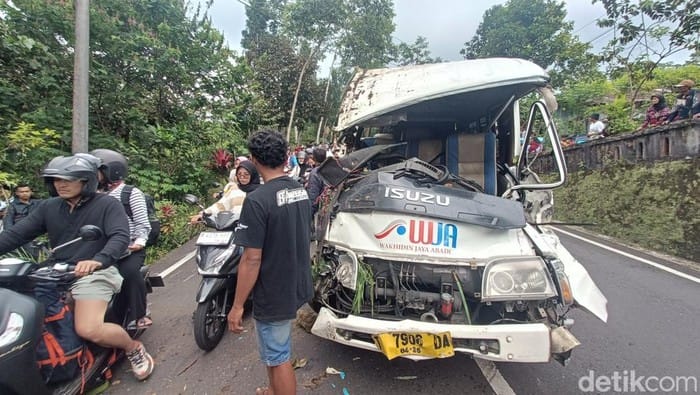 Minibus Ringsek Terjun ke Parit di Serang Purbalingga, 2 Penumpang Tewas