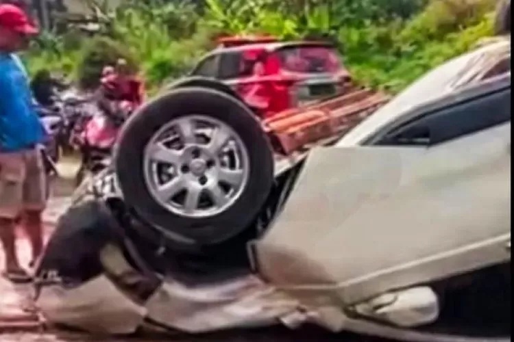 Diduga Hilang Kendali, Mobil Terbalik dalam Laka Tunggal di Tuntang Semarang