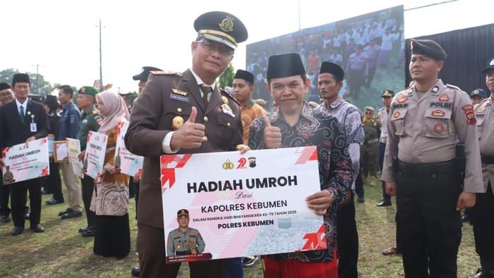 Hari Bhayangkara ke-79, Polda Jateng Berangkatkan 15 Warga Umrah Gratis