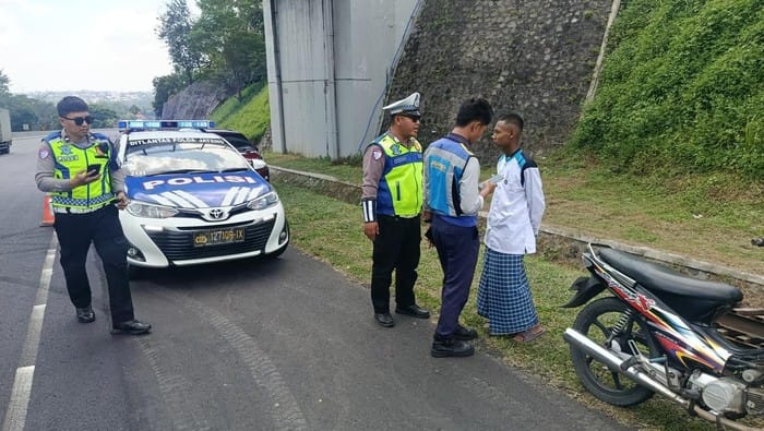 Viral! Pemotor Bersarung Nekat Masuk Tol Semarang-Solo, Klaim Tak Tahu Aturan