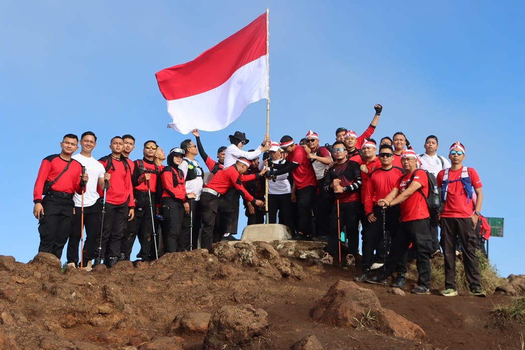 Sambut HUT RI, Polres Semarang Kibarkan Merah Putih di Puncak Gunung Ungaran