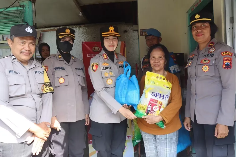 Peduli Warga, Polres Magelang Kota Bagikan Sembako Secara Door to Door